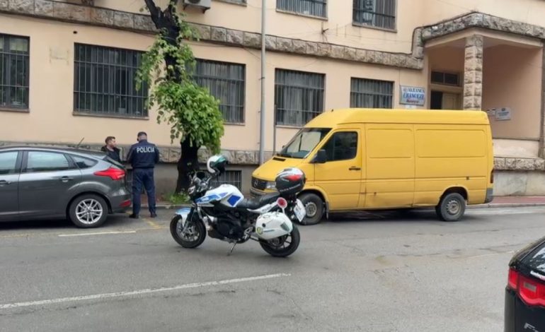 AKSIDENT NË KORÇË/ Automjeti përplas këmbësorin, dërgohet me urgjencë në spital