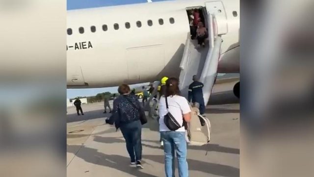 PANIK NË AEROPORTIN E ATHINËS/ Avioni bën ulje emergjente pas problemeve në motor