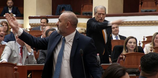 “NUK JAM NIKO UNË…”/ Peleshi “përplaset” me Ulsi Manjën, opozita “shpërthen” në duartrokitje