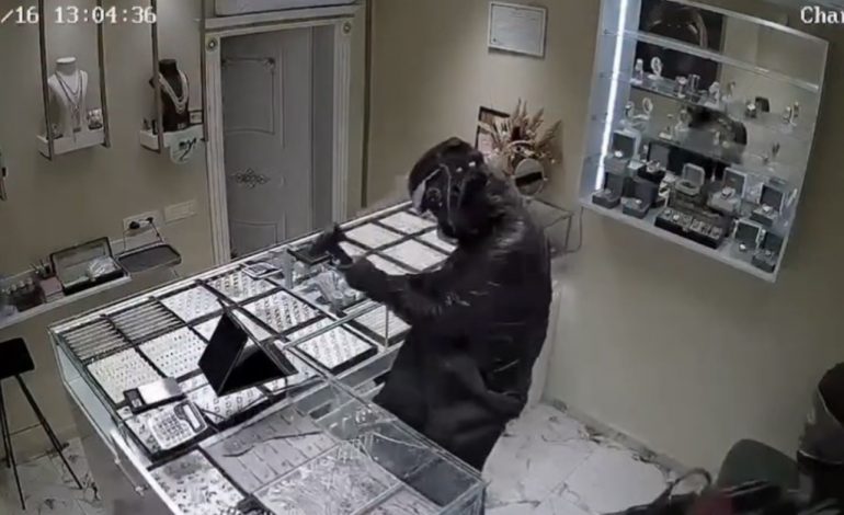 PAMJET/ Ja si u grabit në pak sekonda argjendaria në Kamëz, autorët me maska dhe automatikë thyejnë banaqet dhe…
