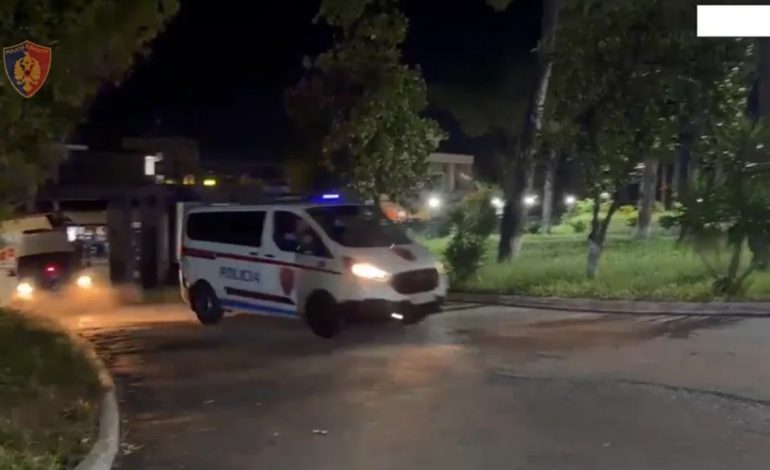 EMRI/ Ktheu shtëpinë në depo armatimi, arrestohet 43-vjeçari në Fier! I gjenden dy kallashnikovë dhe…