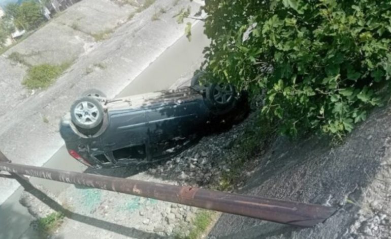 AKSIDENT I FRIKSHËM NË ELBASAN/ Makina del nga rruga dhe bie në përrua
