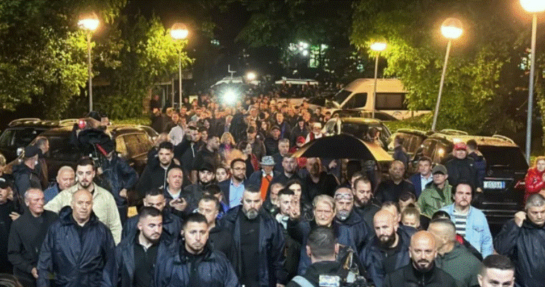 MBYLLET PROTESTA E PD/ Nga hedhja e molotovëve, te shpërndarja me ujë dhe spraj, 90 minuta tension e përplasje me policinë