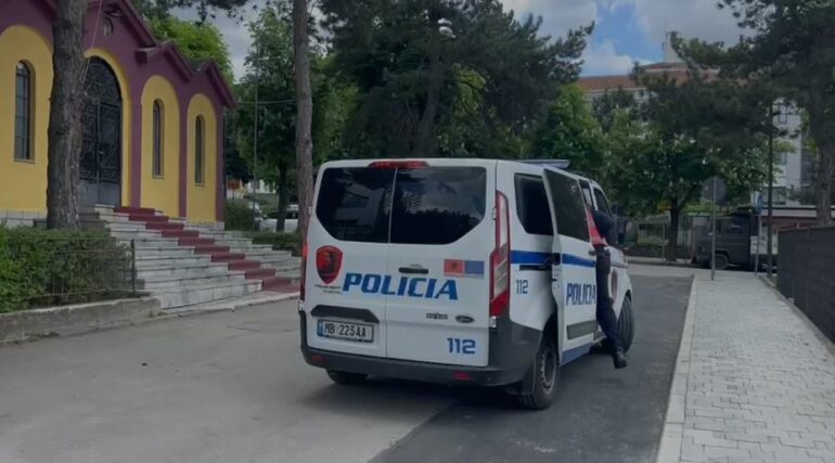 “MË NGACMOI SEKSUALISHT”/ U denoncua nga pacientja, lirohet nga qelia kirurgu në Korçë