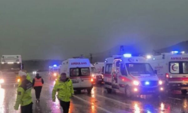 AKSIDENT I RËNDË NË TURQI/ Përmbyset autobusi, 4 viktima dhe 15 të plagosur