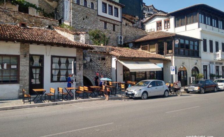 AKSIDENT NË BERAT/ Makina përplas turistin holandez, po kalonte tek vijat e bardha