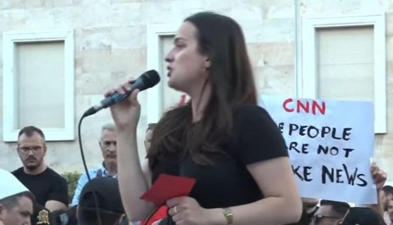 “ZVËRNECI”/ Protestuesja kërkon anulimin e ligjit për investitorët strategjikë dhe Paketës së Maleve