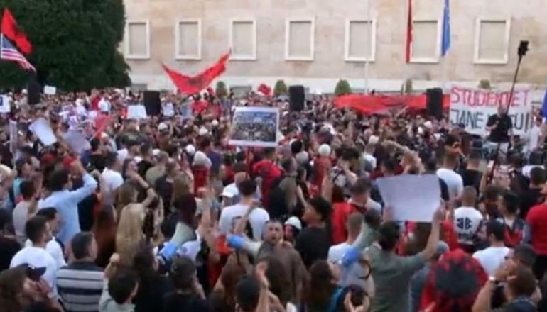 PROTESTA/ Nga sheshi i Kryeministrisë, thirrje emigrantëve: Bashkohuni me ne më 10 qershor…