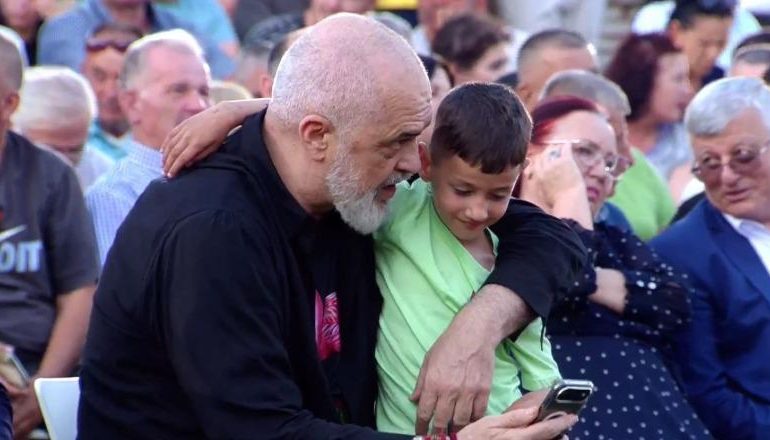 FOTOLAJM/ Rama ‘harron’ për një çast politikën, kapet ‘mat’ i përqafuar me djalin e vogël në Fier