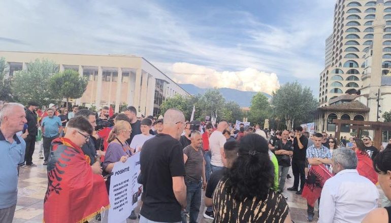 “ZVËRNECI”/ Nis protesta e 12-të në Tiranë kundër ndërtimit të resortit luksoz