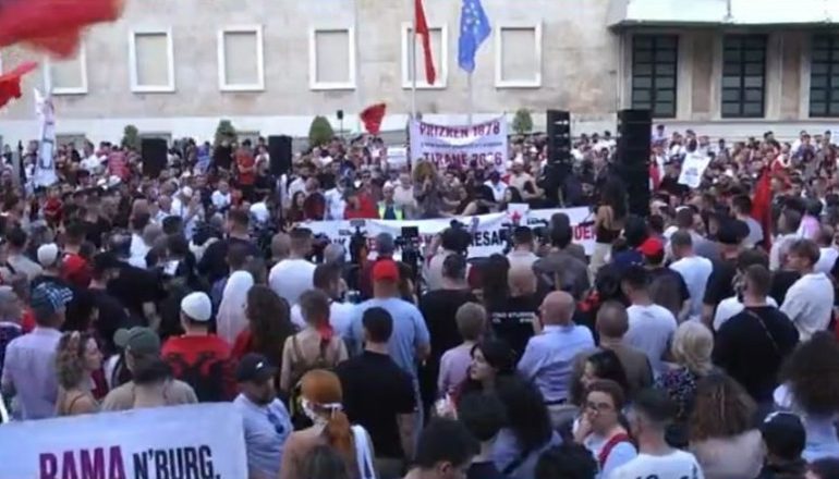 PREKËSE/ Rrëfimi i protestueses: Jam rritur jetime, politikanët s’e dinë ç’do të thotë të flesh me barkun bosh