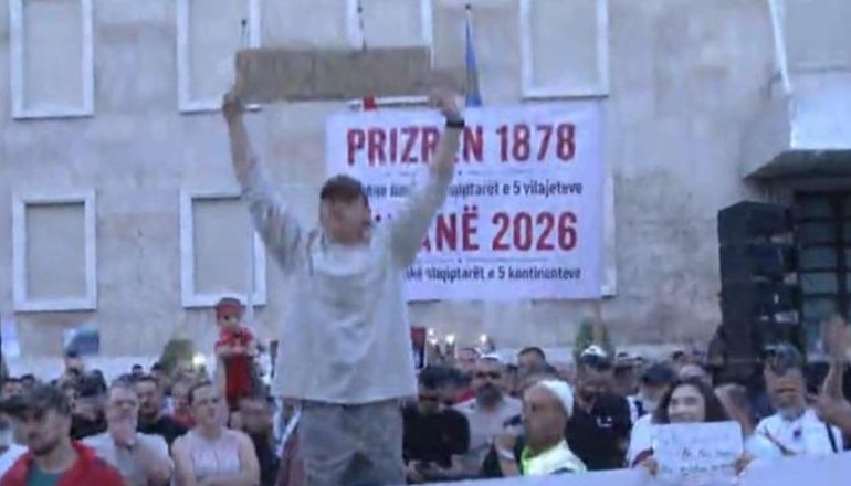 “NUK JEMI TË FRIKSUAR”/ Turisti amerikan i bashkohet protestës para Kryeministrisë