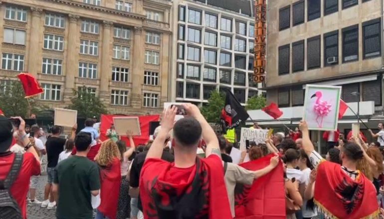 INVESTIMI NË ZVËRNEC/ Diaspora shqiptare në Frankfurt proteston njëkohësisht me Tiranën