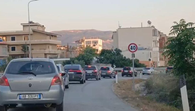 KALUAN FUNDJAVËN/ Pushuesit largohen nga Vlora! Trafik i rënduar në bypass