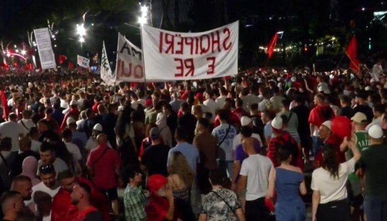 PËRFUNDOJNË FJALIMET/ Nis marshimi i protestuesve në kryeqytet