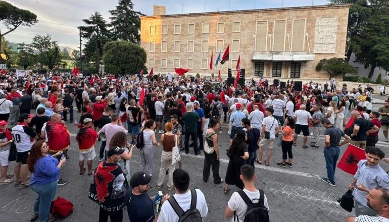 QYTETARËT 3 JAVË NË PROTESTË/ Lexohet lista me kërkesat drejtuar Ramës: Dorëheqje, qeveri teknike e kufizim të ushtrimit…