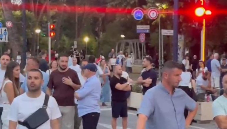 FOTOLAJM/ Ish-deputeti i PD Ervin Salianji i bashkohet protestës së qytetarëve te kryeministria