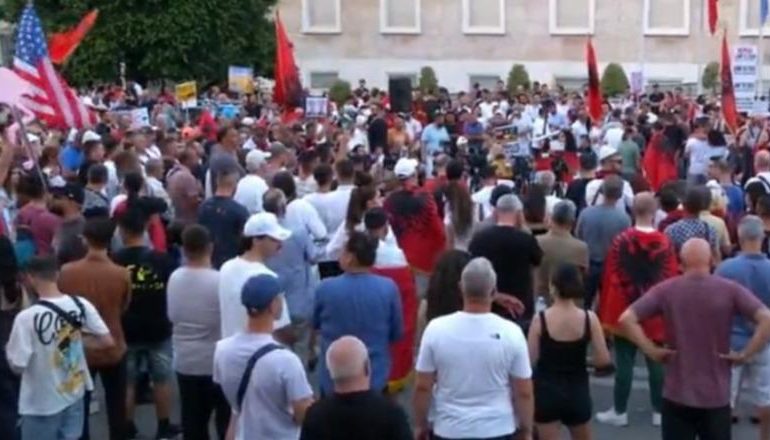 “KRYEMINISTRI PO ZVOGËLOHET I TREMBUR”/ Protestuesja: Ka ardhur koha për lëvizje mbarëkombëtare