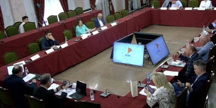 DEBATE PËR NDARJEN E RE TERRITORIALE/ Opozita: Nuk kemi kohë! Mazniku: Afatet i përcakton ligji