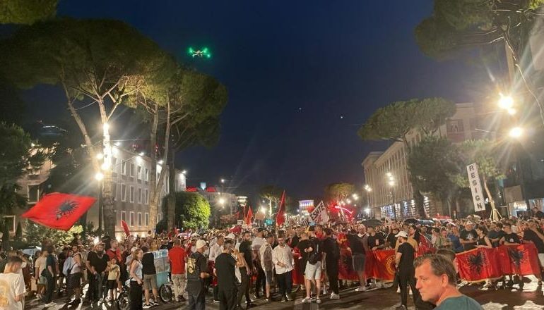PAS PËRFUNDIMIT TË FJALIMEVE/ Protestuesit nisin marshimin në rrugët e Tiranës