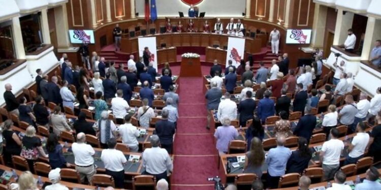 82 VJET NGA GJENOCIDI MBI ÇAMËRINË/ Kuvendi seancë përkujtimore, thirrje për heqjen e ligjit të luftës