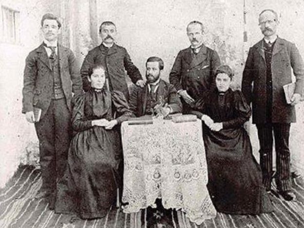 DOSSIER/ Letra e panjohur e mbesës së Parashqevi Qirjazit: Sevastia dhe Parashqevia u lejuan të banonin në një kotec pulash, pasi godina ishte kthyer në shkollë partie, ku mësonin…
