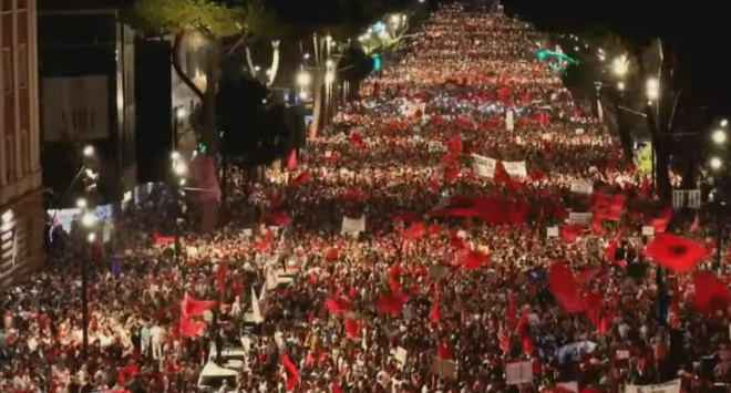 MARSHIMI/ Pas Kryeministrisë, protestuesit rrethojnë edhe AKSHI-n: Rama jep dorëheqjen