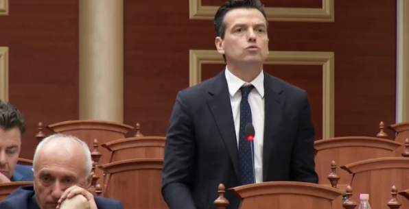 “S’KE TURP?” Përplasje e ashpër në Kuvend mes Shehajt dhe nënkryetares Klodiana Spahiu