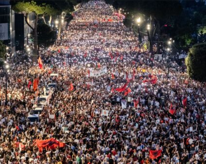 PROTESTA/ Rrugët e Tiranës plot me qytetarë që marshojnë me thirrjet: Rama, jep dorëheqjen