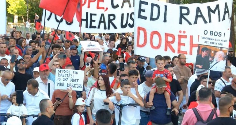 PROTESTË PËR DISA ORË PARA KRYEMINISTRISË/ Qytetarët nisin marshimin, ja rrugët që do të bllokojnë