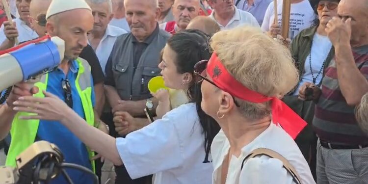 “PO BIE PROTESTA ÇDO DITË, KUSH JE TI QË NA DREJTON”/ Nisin përplasjet mes protestuesve