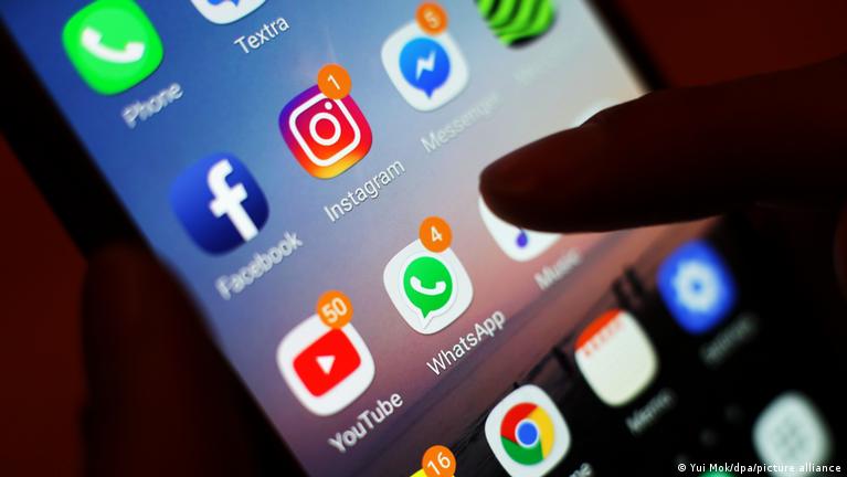 EUROPA SHQYRTON NDALIMIN E MEDIAVE SOCIALE PËR TË MITURIT/ Ja vendet me përdorimin më problematik të tyre