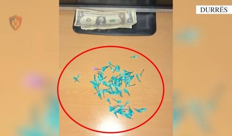 E PËSON KEQ/ Shiste drogë në ambientet e një pike lojërash elektronike, arrestohet 20-vjeçari në Durrës