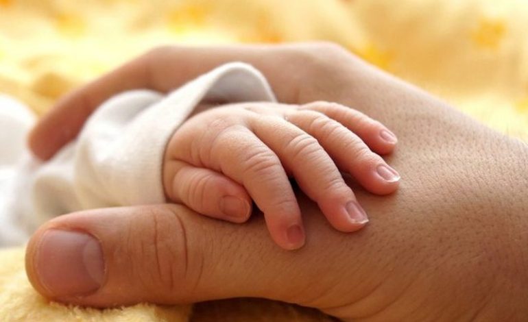 ANATOMIA E NJË LINDJEJE TË MUNGUAR/ Pse çiftet po e shtyjnë vendimin për fëmijën e parë