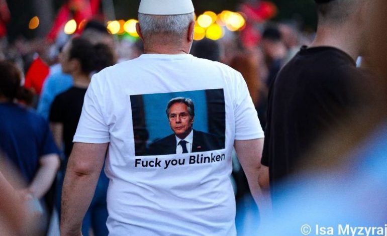 FOTOLAJM/ Bluza me mbishkrimin “Fuck you Blinken”, mbështetësit e Berishës dalin hapur në zemër të protestës