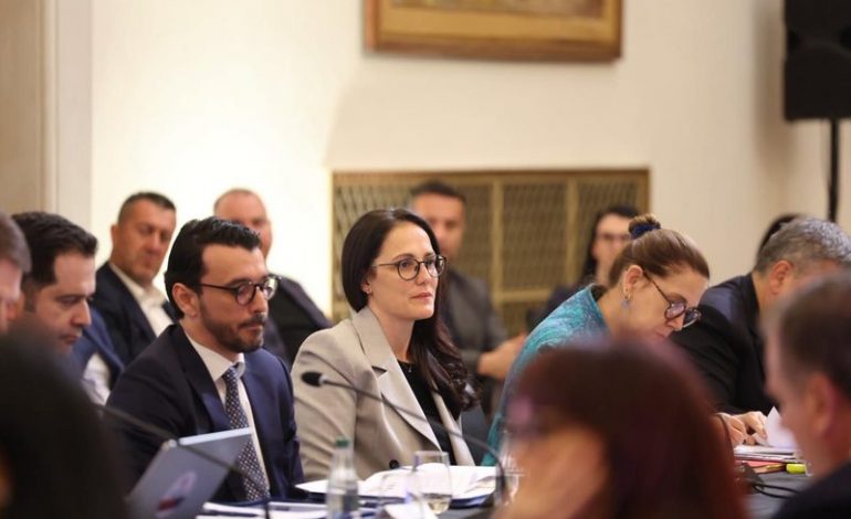 MIRATOHEN KREDITË E BUTA PËR PUNONJËSIT E ADMINISTRATËS/ Ministrja Ibrahimaj: 300 kuota të lira, me normë interesi zero