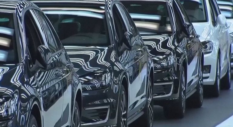 KRIZA EKONOMIKE/ Volkswagen planifikon të shkurtojë deri në 100 mijë vende pune