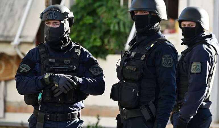 ARRESTOHEN 8 PERSONA NË ATHINË/ Shkatërrohet grupi shqiptar i trafikut të drogës dhe armëve