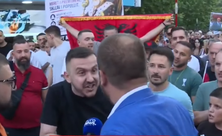 VIDEOLAJM/ Përplasje para Kuvendit, protestuesit rrethojnë deputetin e PS Ardit Bido