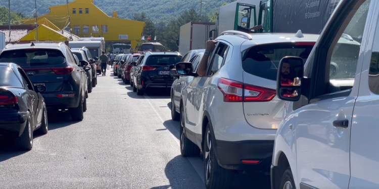 FLUKS I LARTË NË KAPSHTICË/ Mbi 21 mijë qytetarë kaluan në pesë ditët e fundit