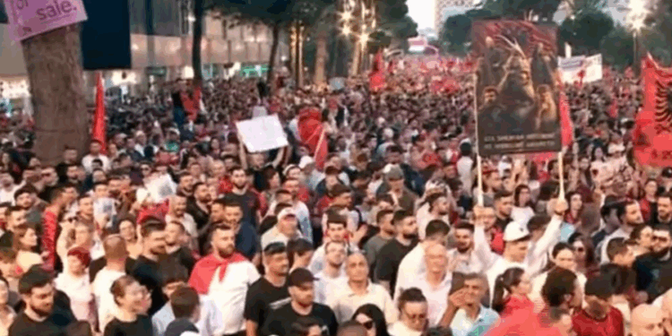 PROTESTA/ Emigranti: Berisha është fajtori kryesor! Duhet të japin të gjithë dorëheqjen