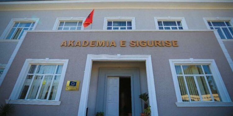 “60 PERSONA MORËN MJEKIM”/ Policia del me njoftim, si u helmuan kursantët te Akademia e Sigurisë