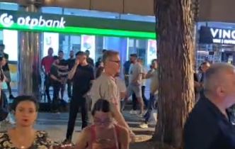 FOTOLAJM/ Ambasadori i BE, Silvio Gonzato shfaqet mes protestuesve