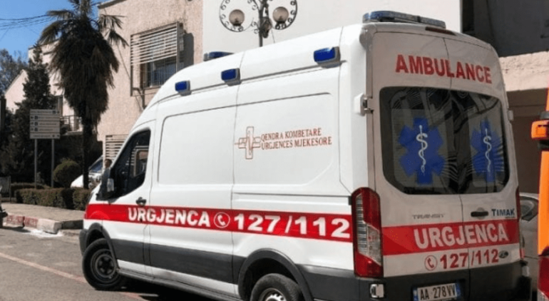 E RËNDË NË SHËNGJIN/ Katër të rinj u rrëmbyen nga dallgët, një person dyshohet se ka humbur jetën