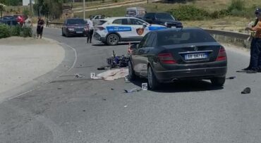 AKSIDENT NË AKSIN FUSHË KRUJË-LAÇ/ U përplas nga “Benzi”, humb jetën drejtuesi i një motoçiklete