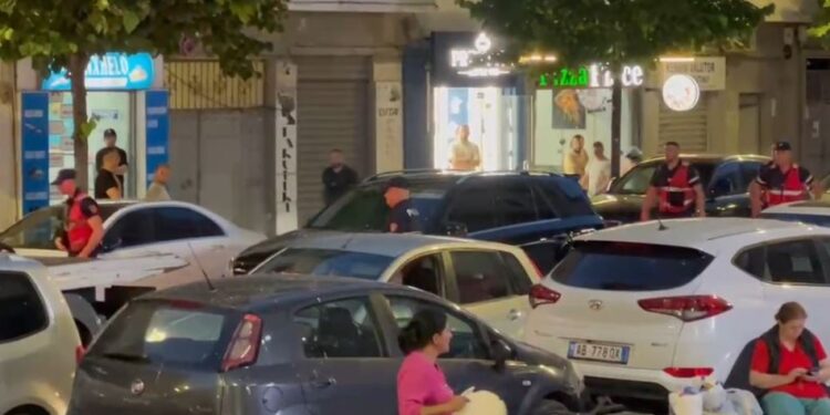 ÇFARË NDODHI? Policia rrethon “ML”-në e zezë në Durrës, një i ri arratiset mes trafikut