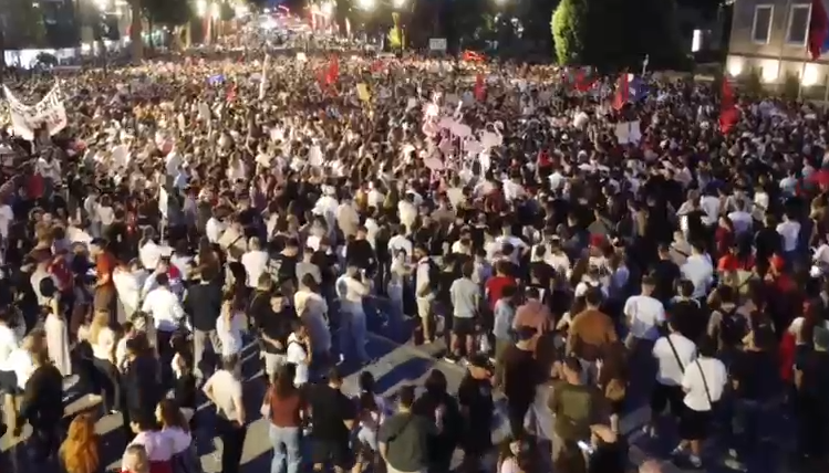 BULEVARDI I TEJMBUSHUR/ Mbyllet protesta në mbrotje të Zvërnecit. Thirrje për dorëheqje të Ramës dhe përplasje me policinë