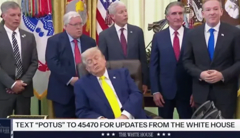 PAMJET VIRALE/ Trumpin e zë gjumi në Dhomën Ovale