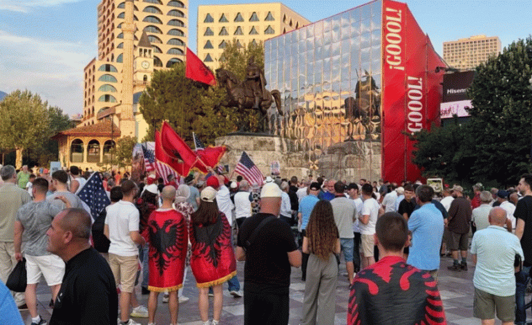 DITA E 27 E PROTESTËS/ Qytetarët grumbullohen në sheshin ‘Skënderbej’, pjesa tjetër e stacionuar para Kryeministrisë
