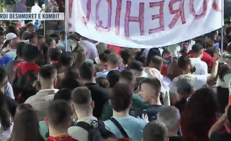 VIJON MARSHIMI NË TIRANË/ Protestuesit mbërrijnë te Parlamenti! Dita e 24 e revoltës kundër kryeministrit: Rama jep dorëheqjen